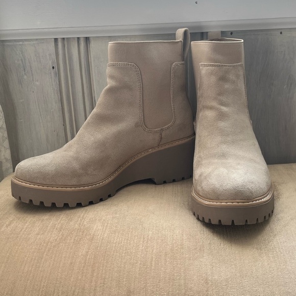 Dolce Vita pull on Suede Chelsea Ankle Boots in Taupe nude lug sole size 8 - Picture 1 of 9